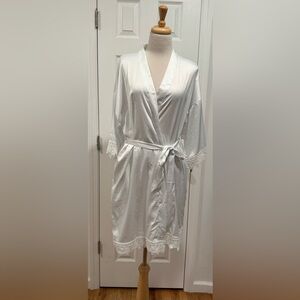 Elegant White Lace Trim Robe